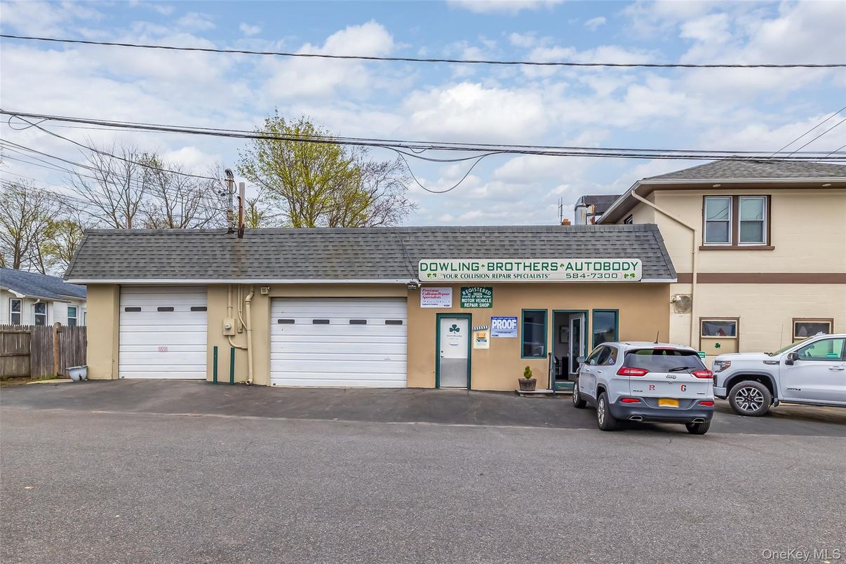 Attached, Exterior, Facade, None