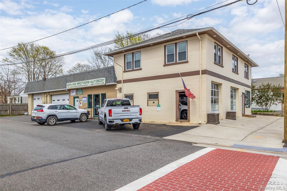 Attached, Exterior, Facade, American Foursquare