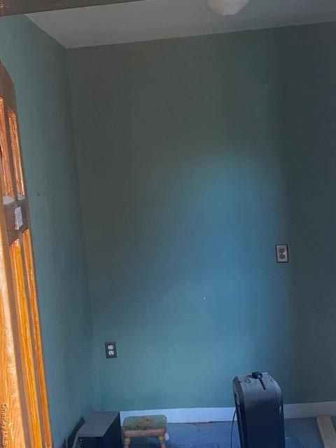 Empty room, Interior