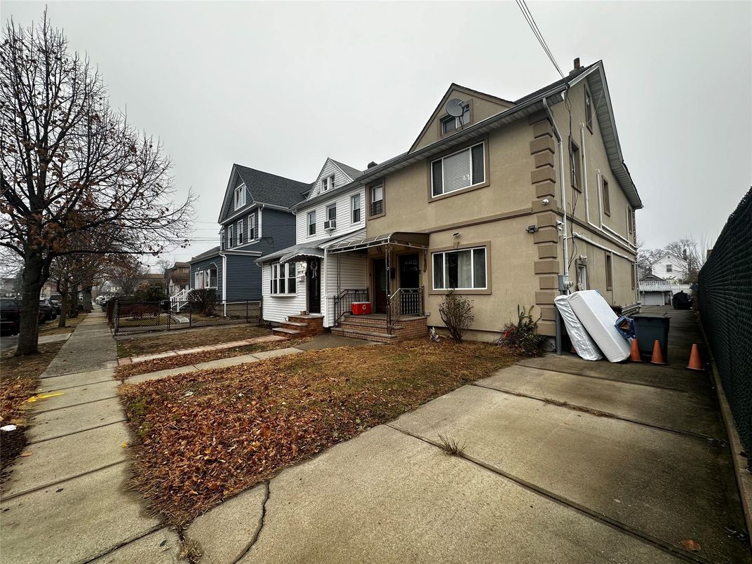 Backyard, Exterior, Facade, Queen Anne Victorian