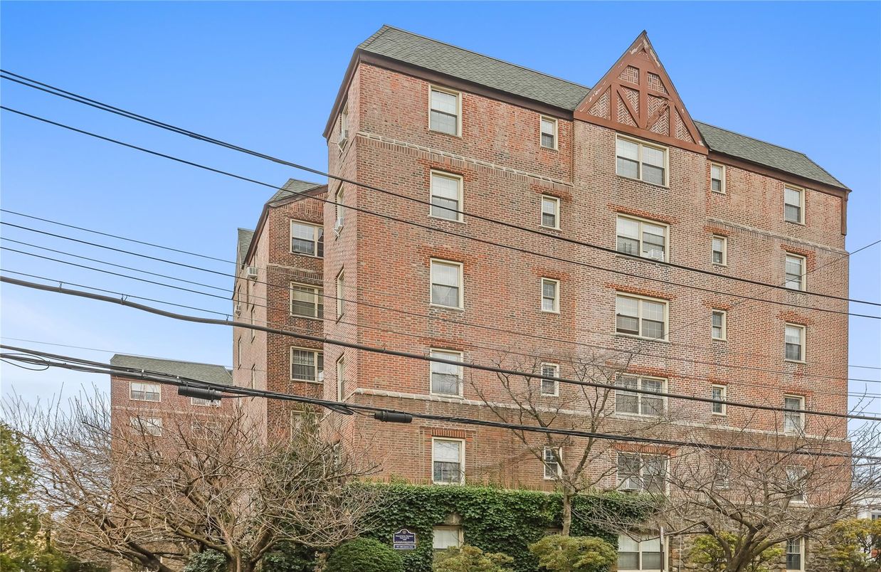 Exterior, Facade, Brick Facade, Rowhouse