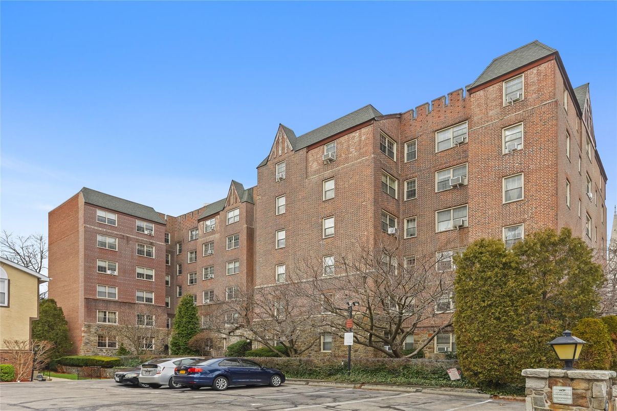 Exterior, Facade, Condo Building
