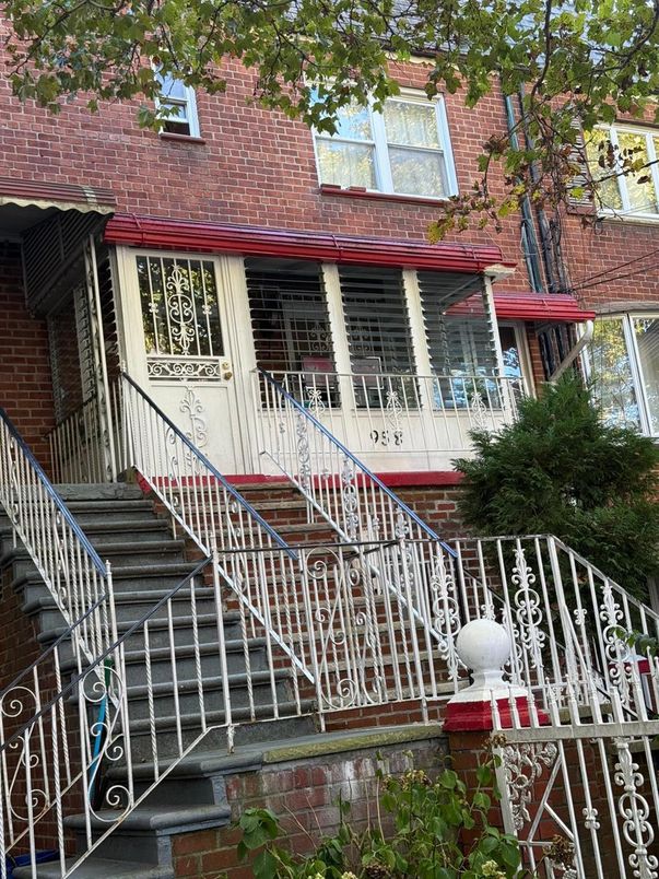 Exterior, Facade, Brick Facade, Rowhouse