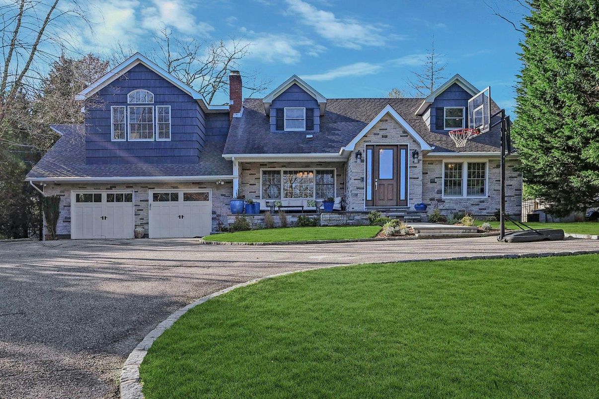 Attached, Exterior, Facade, Cape Cod