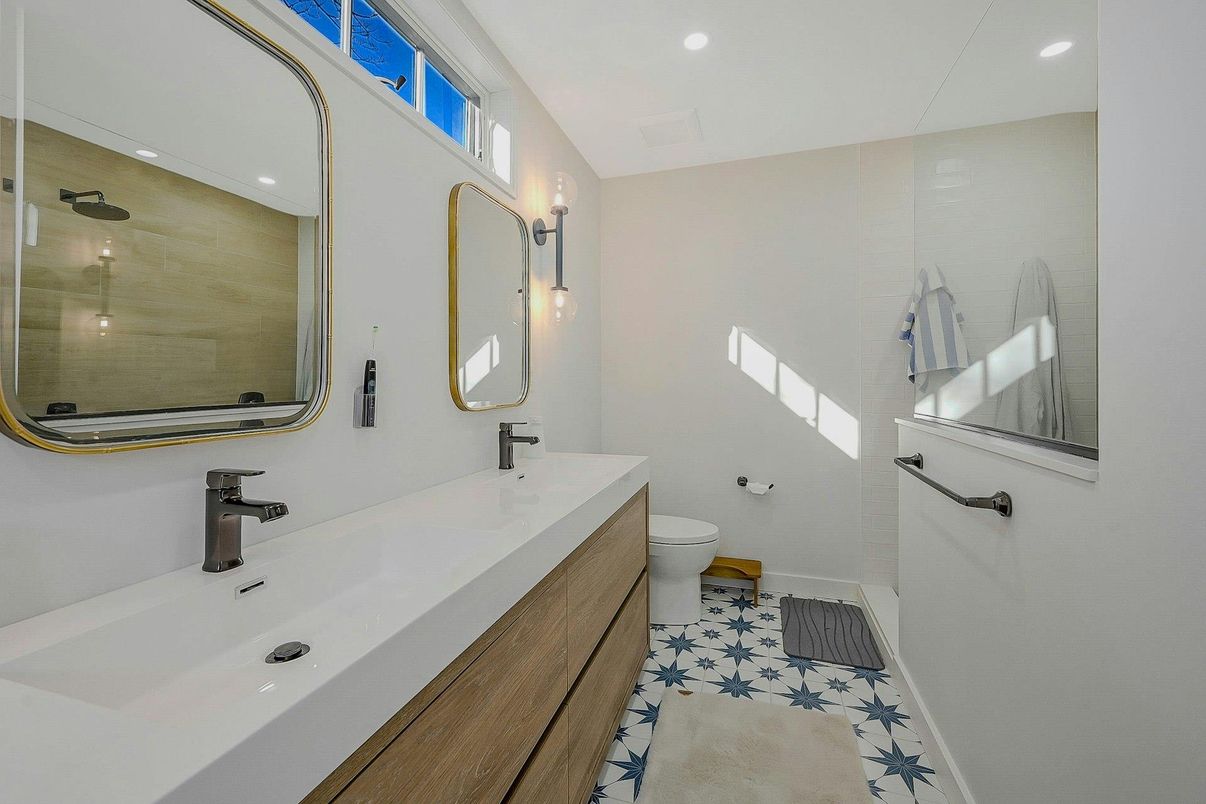 Bathroom, Dual Sink Vanities, Interior, Recessed Lighting