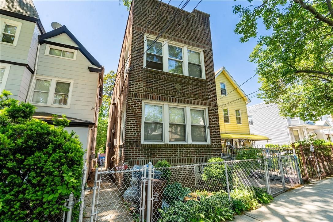 Exterior, Facade, Brick Facade, Rowhouse