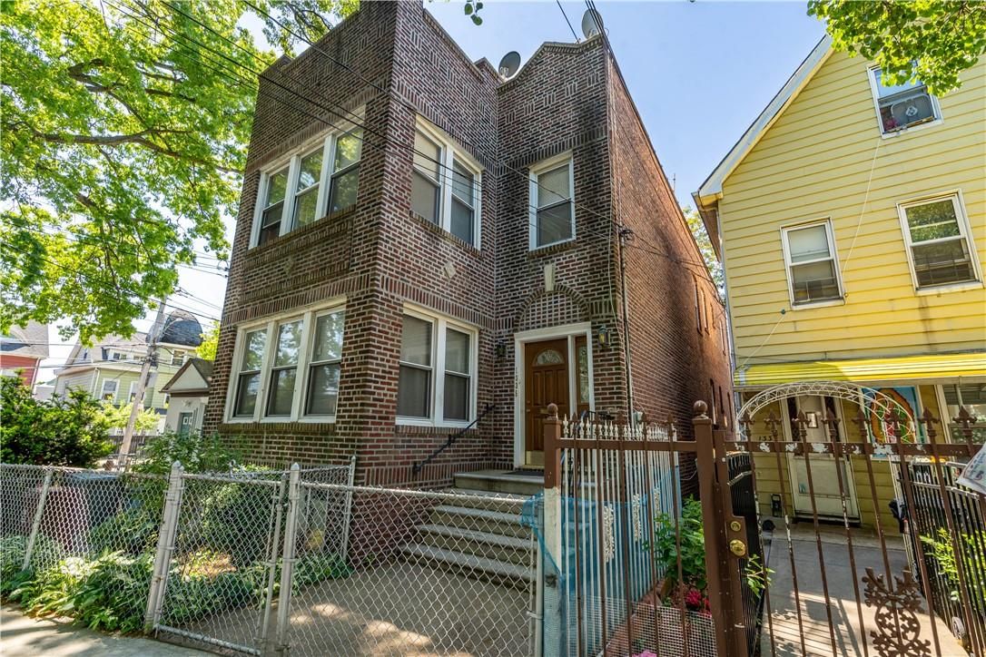 Exterior, Facade, Brick Facade, Rowhouse