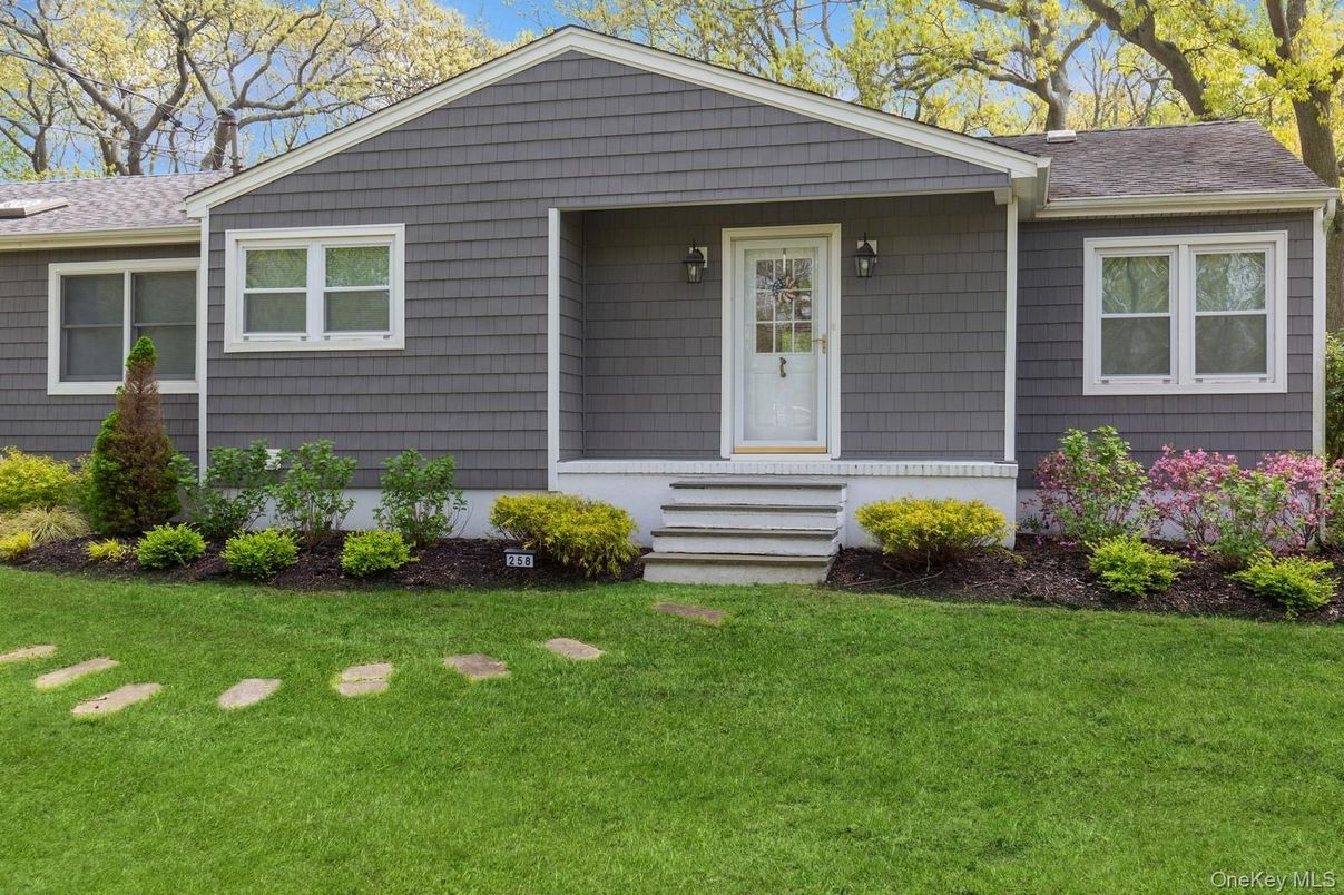 Exterior, Facade, Ranch