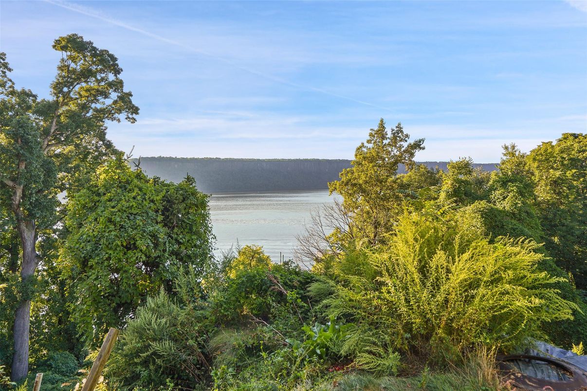 Exterior, Lake