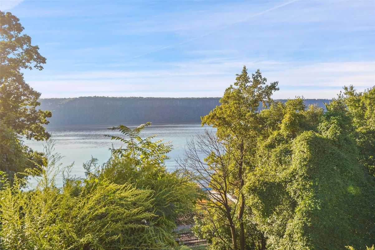 Exterior, Lake