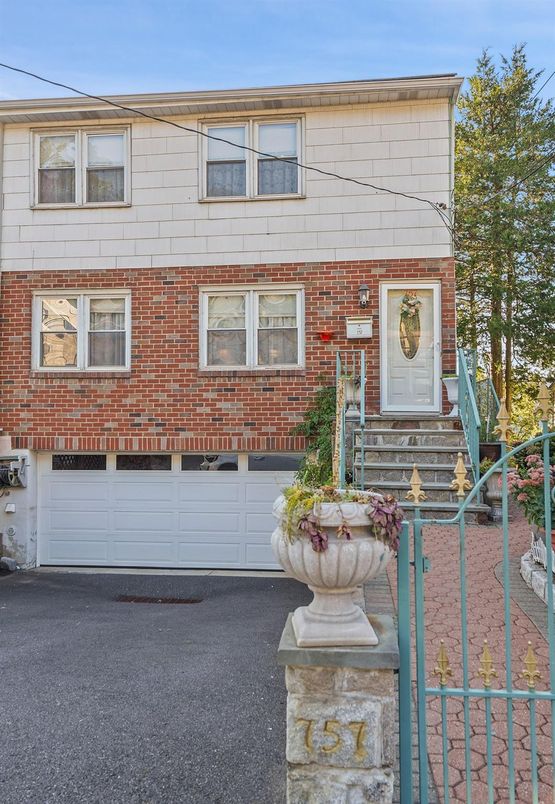 Attached, Exterior, Facade, Brick Facade, Rowhouse