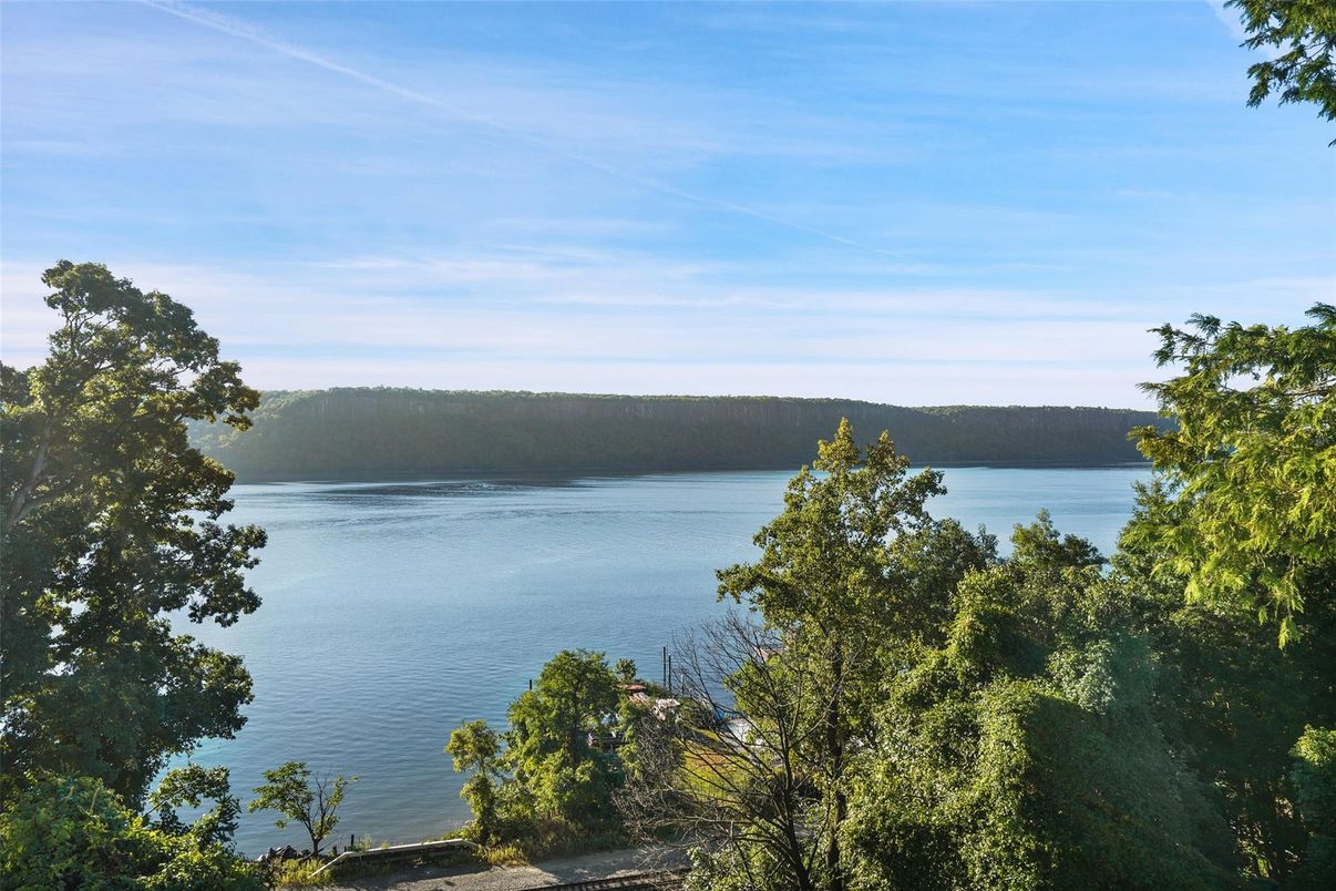 Exterior, Lake