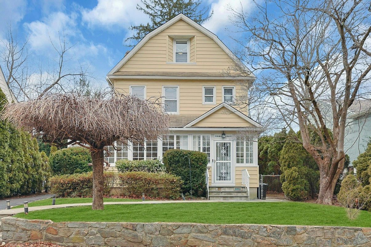 Exterior, Facade, Queen Anne Victorian