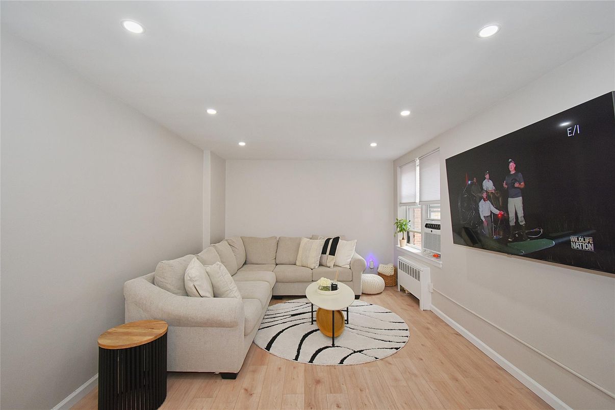 Interior, Living room, Recessed Lighting, Wood Texture Flooring