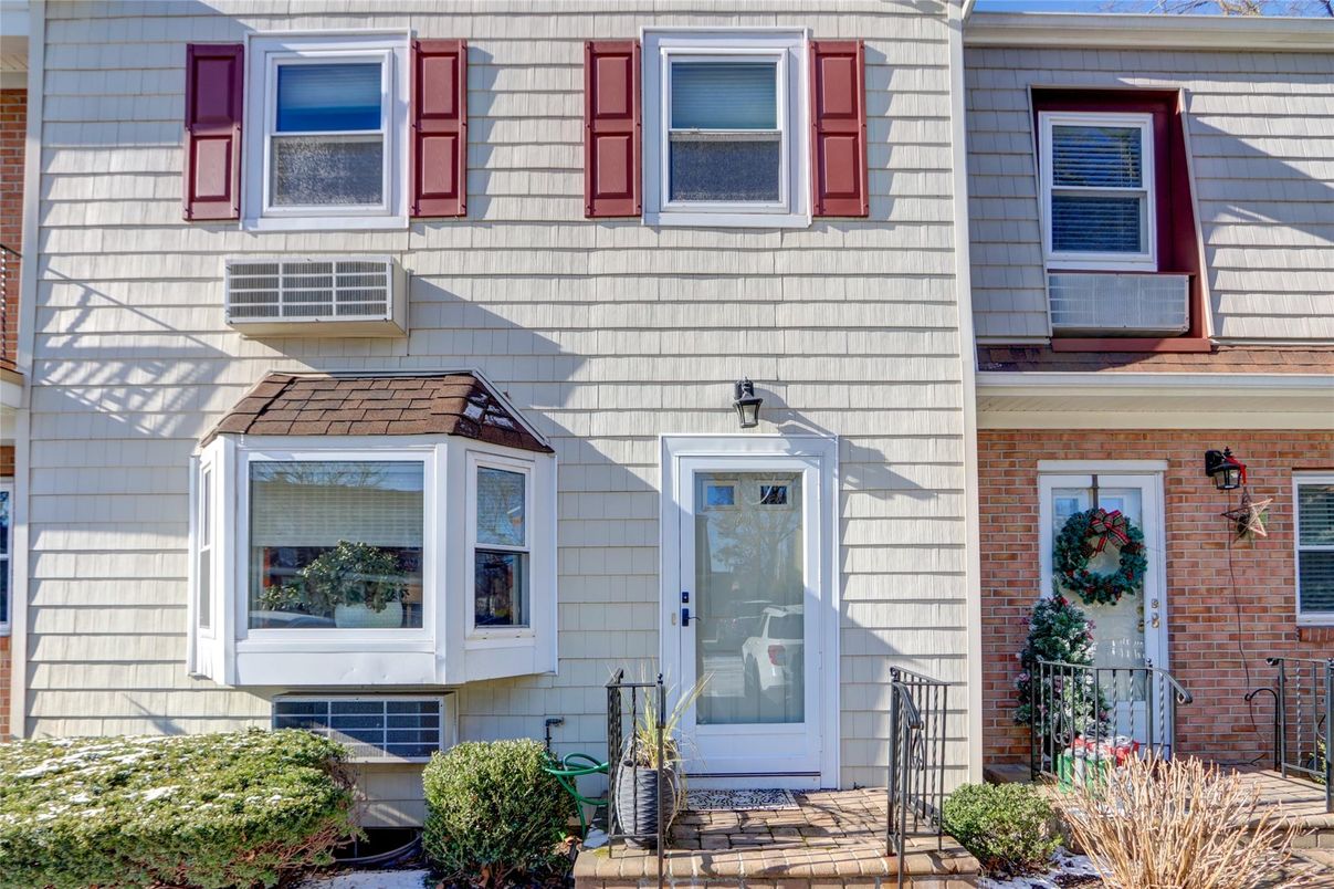Exterior, Facade, Brick Facade, Rowhouse