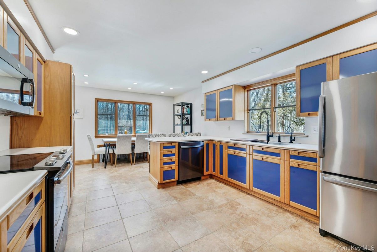 Dining room, Interior, Kitchen, Recessed Lighting, Stainless Steel Appliances