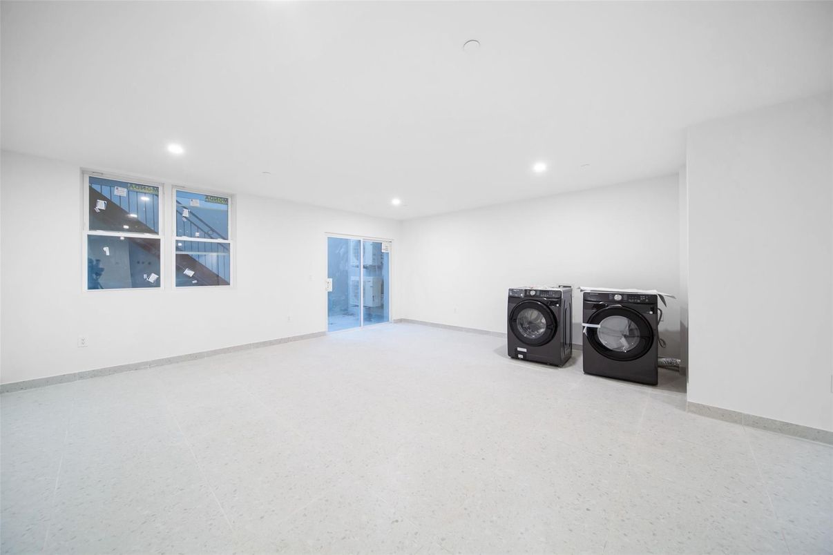 Empty room, Interior, Recessed Lighting, Washer