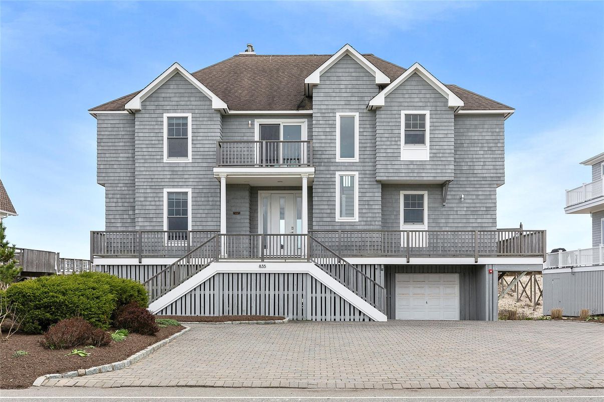Attached, Exterior, Facade, Rowhouse