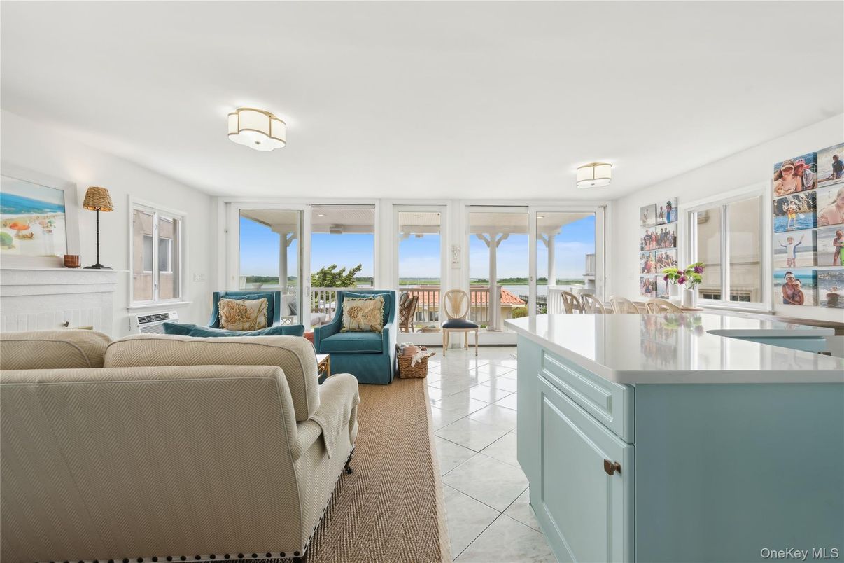 Interior, Living room, Water
