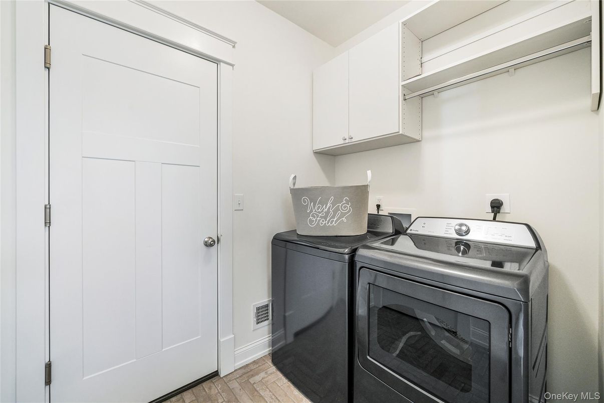 Interior, Washer, Wood Texture Flooring