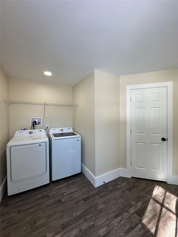 Interior, Recessed Lighting, Washer, Wood Texture Flooring