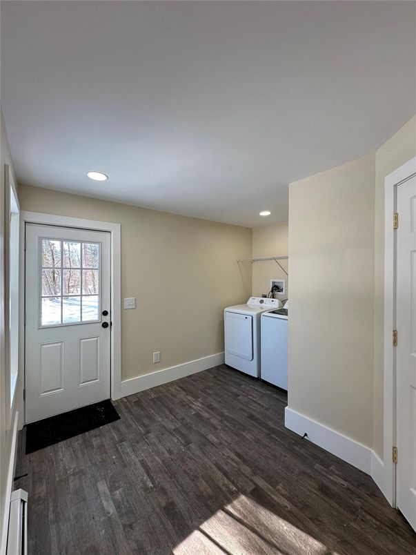 Interior, Recessed Lighting, Washer, Wood Texture Flooring