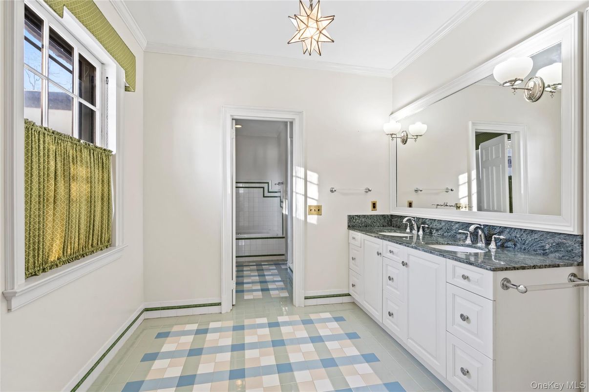 Bathroom, Dual Sink Vanities, Interior, Pendant Lights