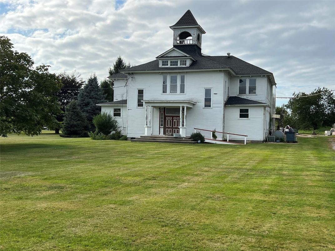 Backyard, Exterior, Facade, Queen Anne Victorian