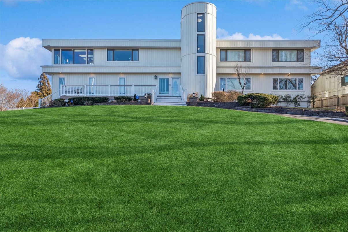 Backyard, Exterior, Facade, Raised Ranch