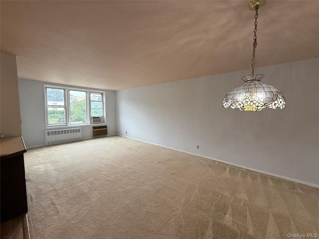 Empty room, Interior, Pendant Lights