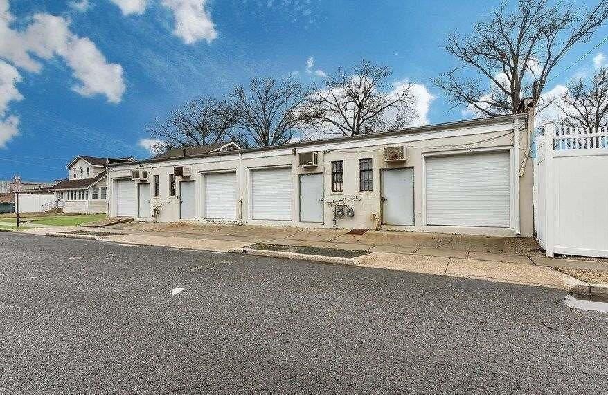 Attached, Exterior, Facade, Ranch