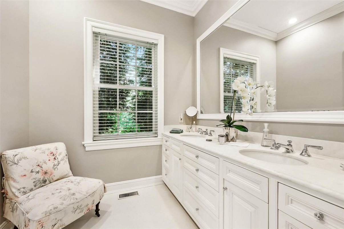 Bathroom, Dual Sink Vanities, Interior, Recessed Lighting