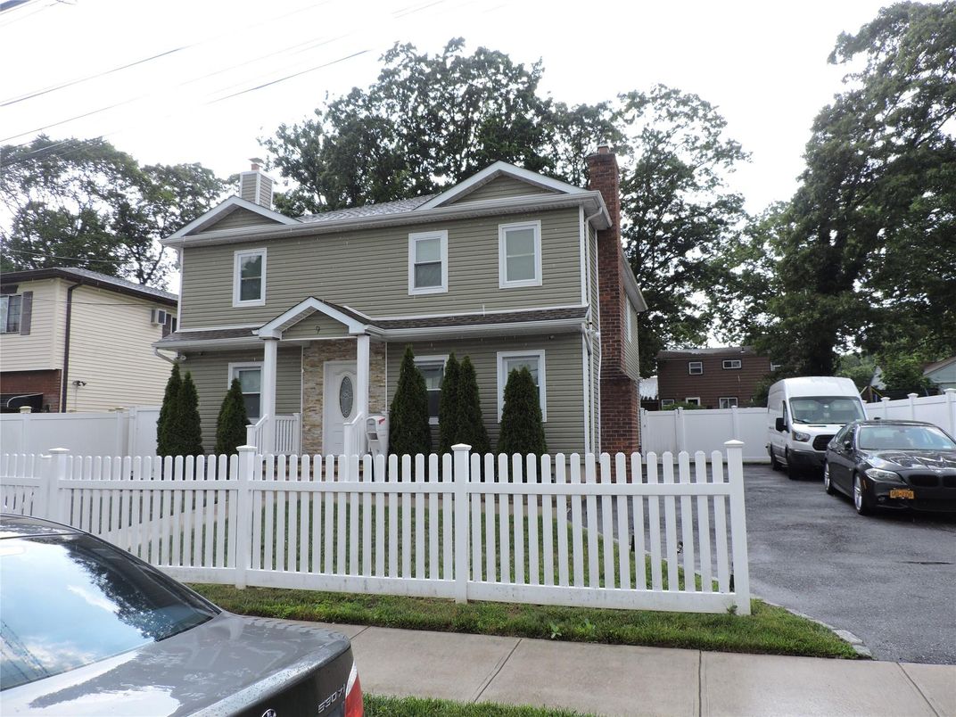 Exterior, Facade, American Foursquare