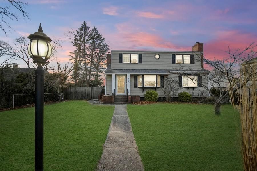 Backyard, Exterior, Facade, Queen Anne Victorian