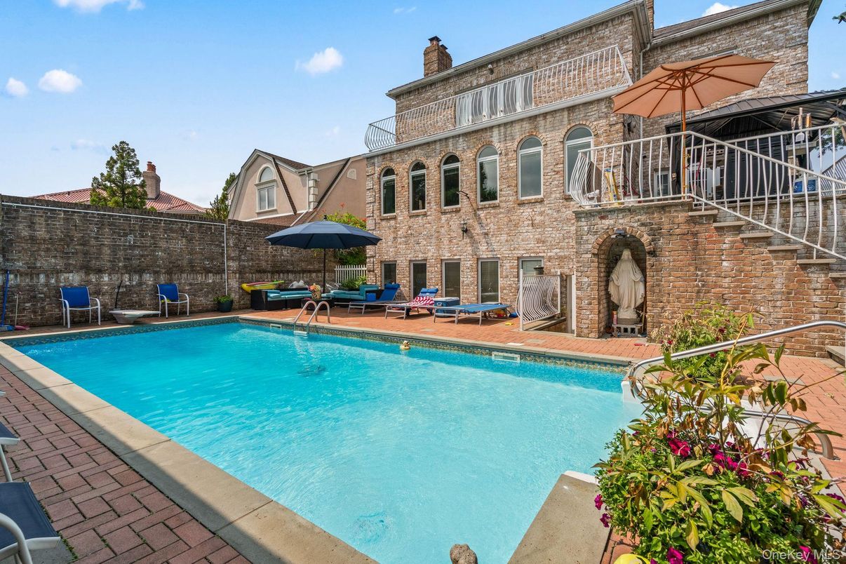 Exterior, Pool