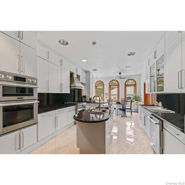 Dining room, Interior, Kitchen, Recessed Lighting, Stainless Steel Appliances
