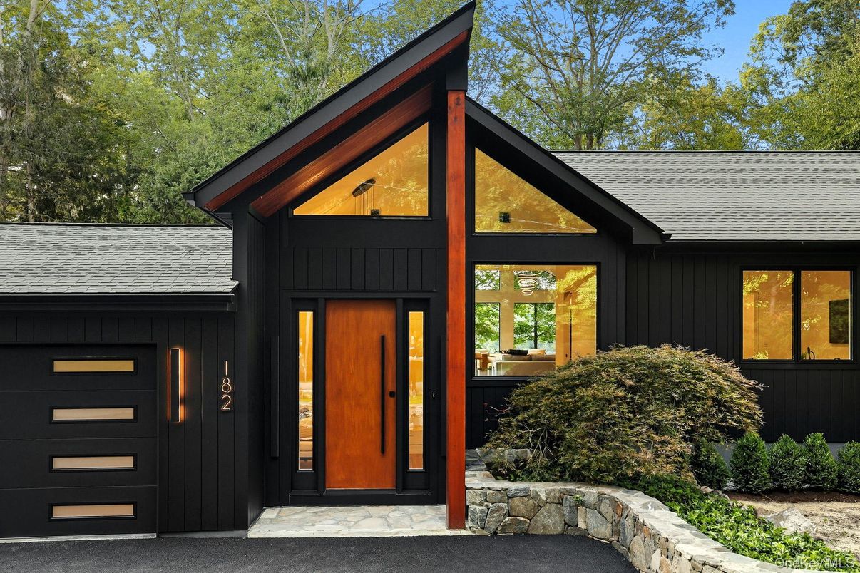 Exterior, Facade, Modern