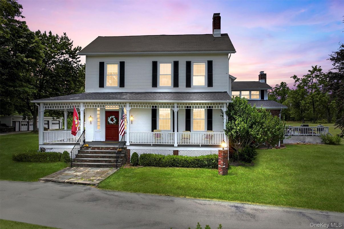 Exterior, Facade, American Foursquare