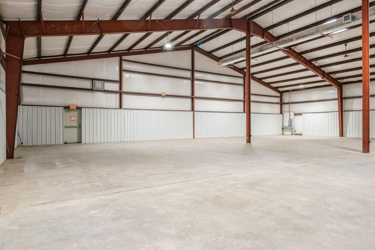 Garage, Interior, Wooden Beams