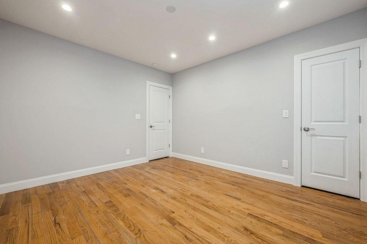 Empty room, Interior, Recessed Lighting, Wood Texture Flooring