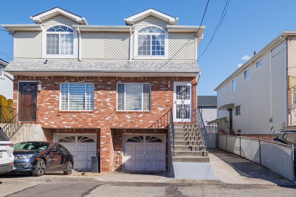 Attached, Exterior, Facade, Brick Facade, American Foursquare