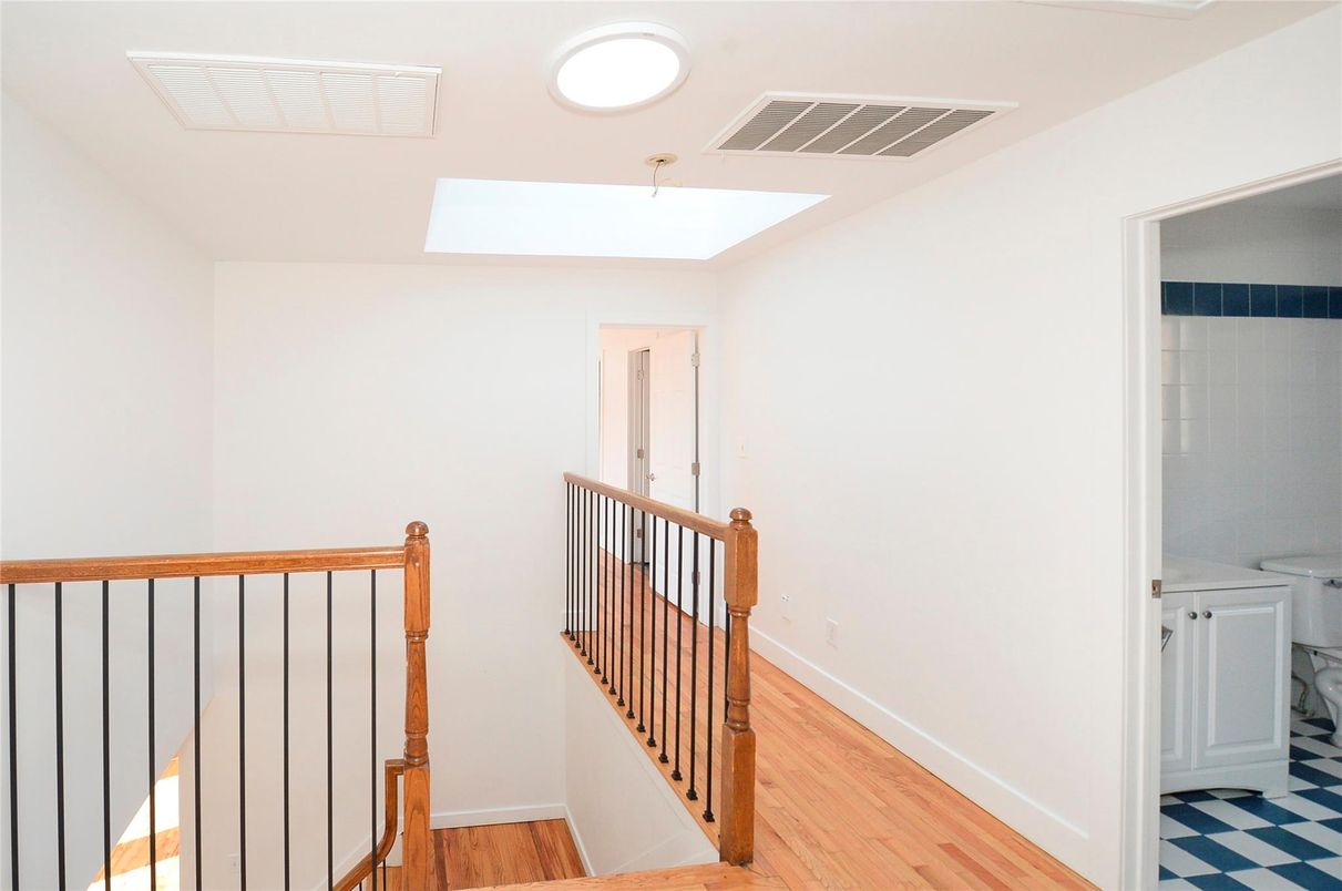 Interior, Washer, Wood Texture Flooring
