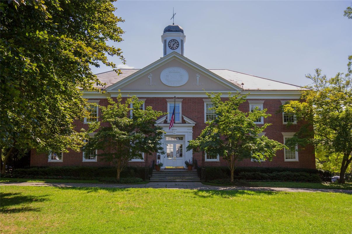 Exterior, Facade, Brick Facade, Georgian