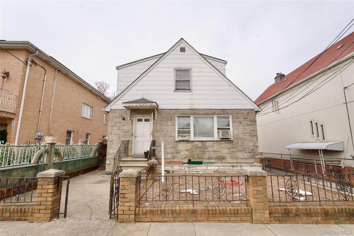 Exterior, Facade, Rowhouse