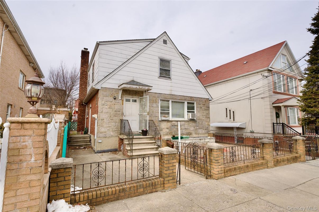 Exterior, Facade, Queen Anne Victorian