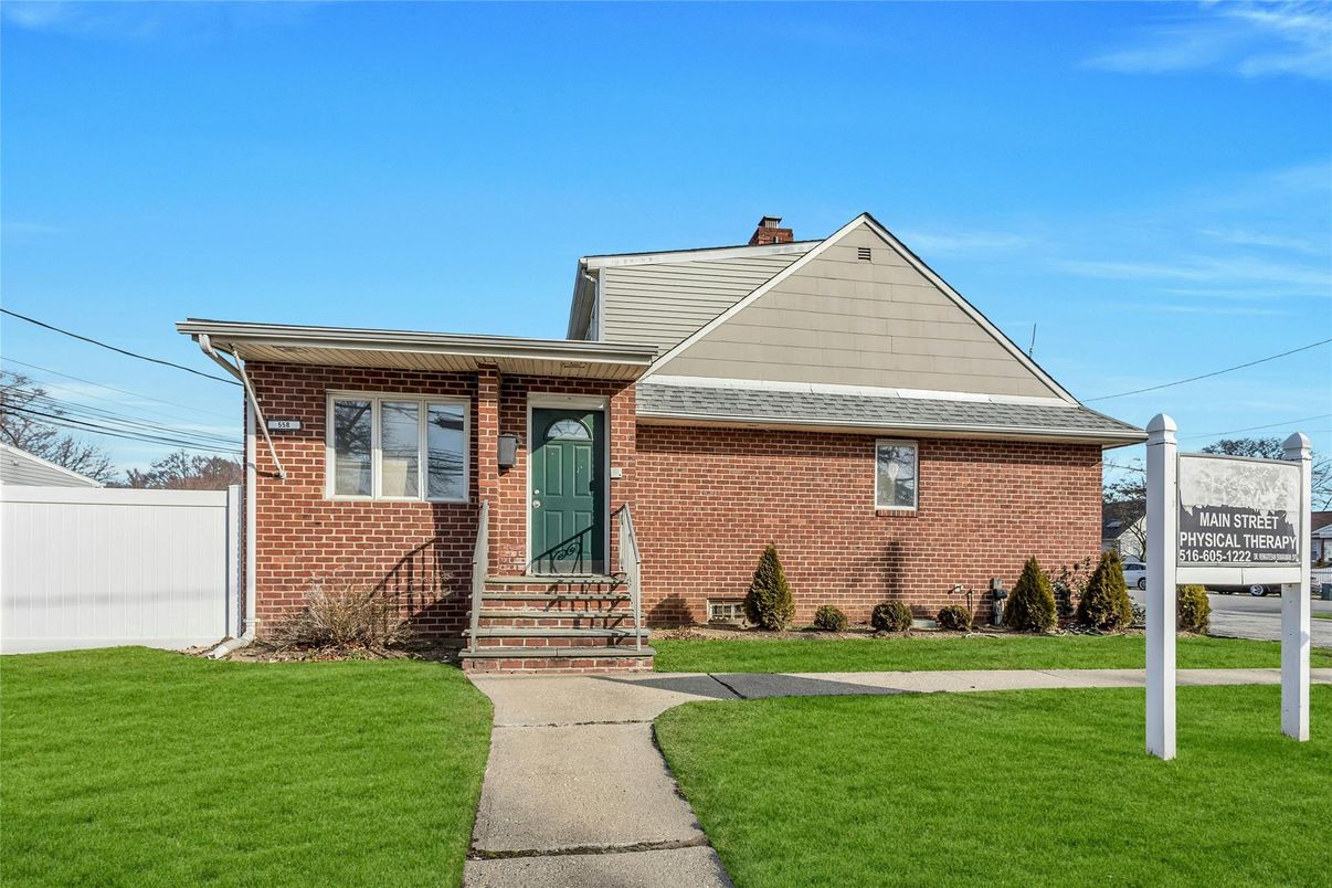 Exterior, Facade, Brick Facade, Cape Cod