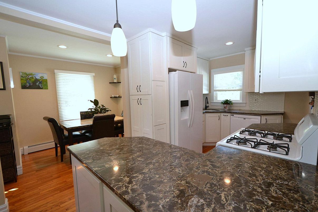 Dining room, Interior, Kitchen, Pendant Lights, Recessed Lighting, Wood Texture Flooring