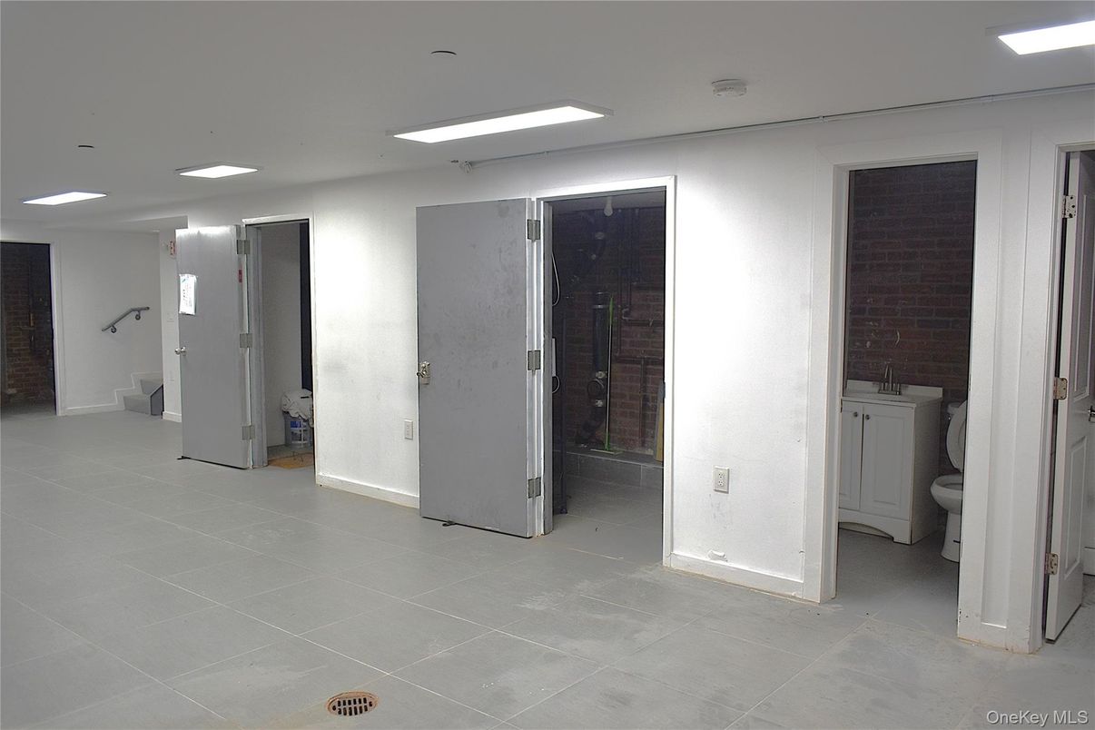 Bathroom, Empty room, Interior, Recessed Lighting