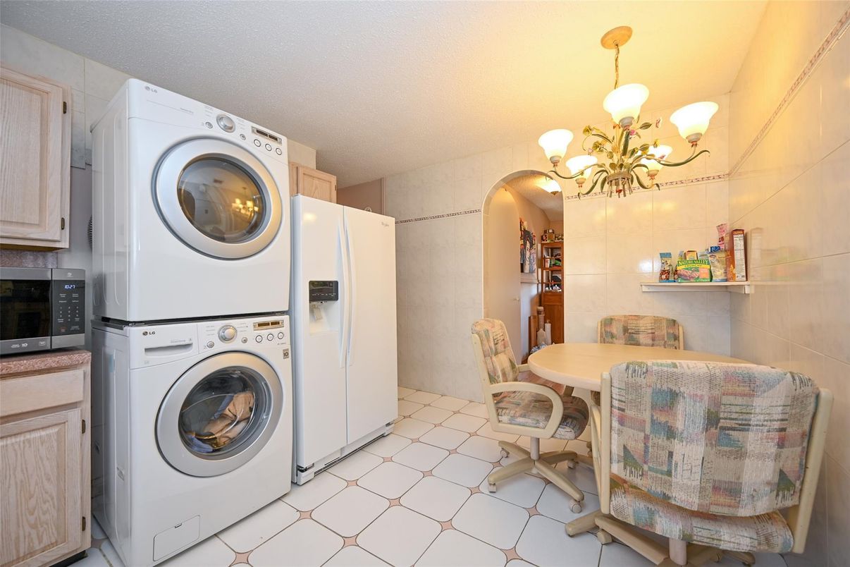 Chandelier, Dining room, Interior, Utility Closets, Washer