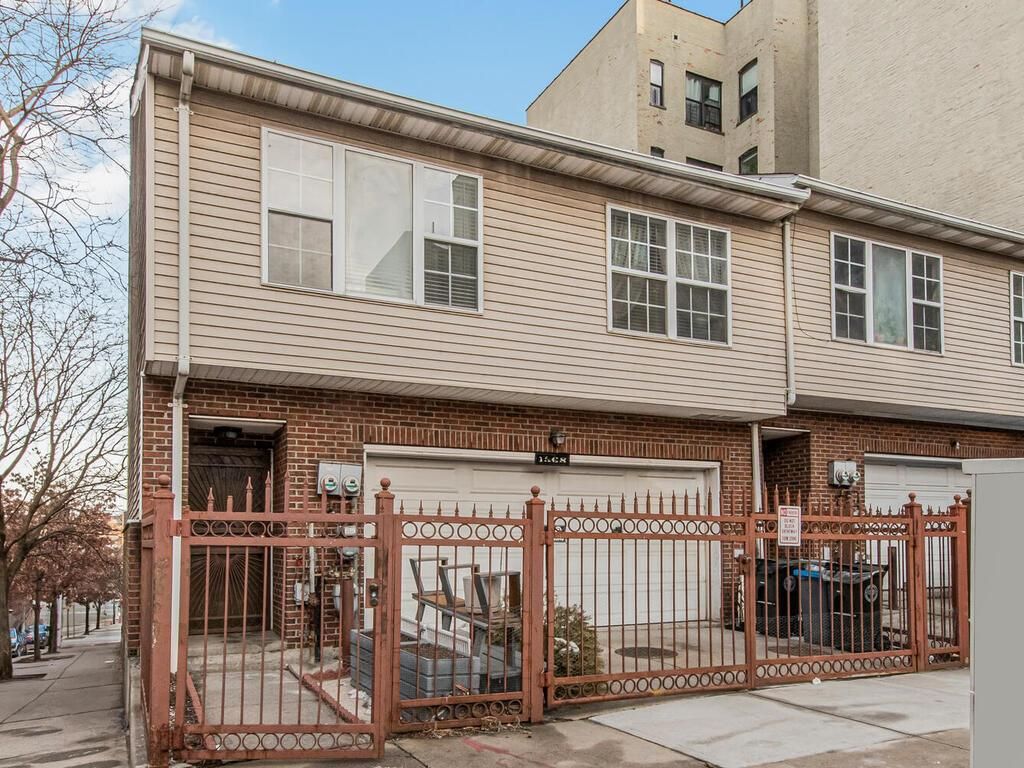 Attached, Exterior, Facade, Brick Facade, Rowhouse